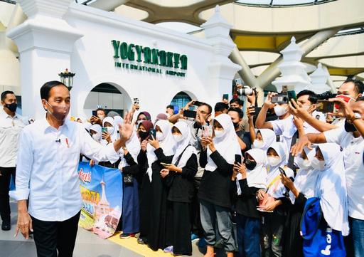 Tiba di YIA, Presiden Sapa Penumpang