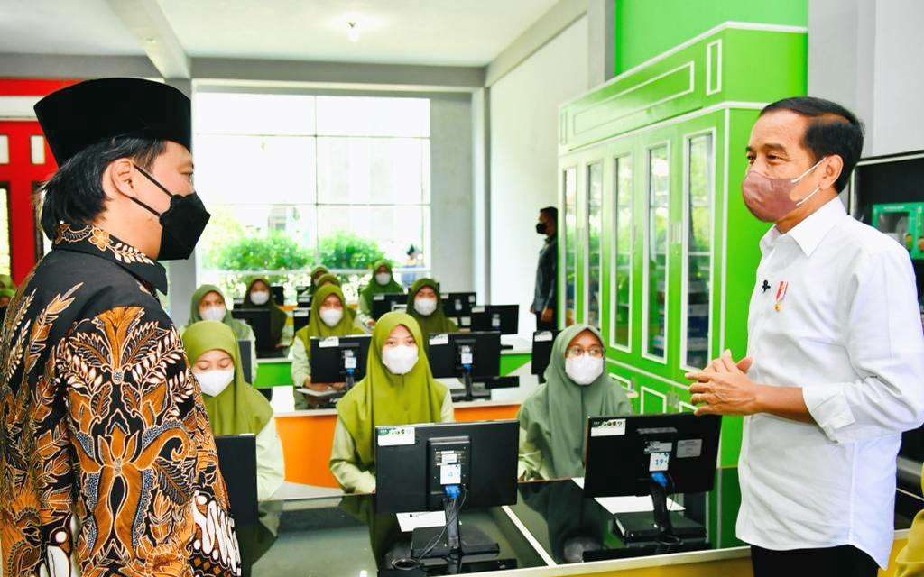 Tinjau Kegiatan di Pesantren API, Presiden: Bisa Jadi Contoh Penerapan Prokes