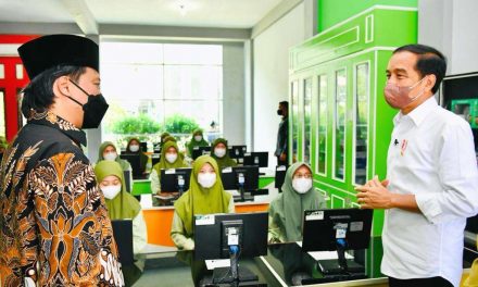 Tinjau Kegiatan di Pesantren API, Presiden: Bisa Jadi Contoh Penerapan Prokes