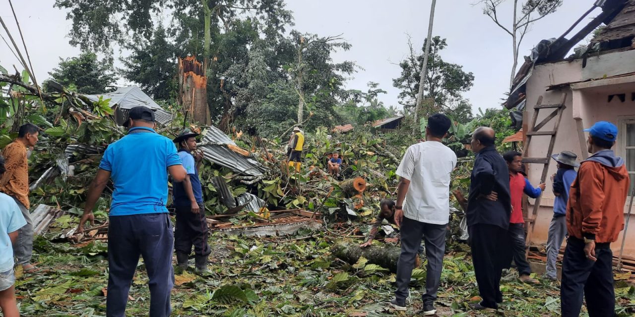 Anggota DPRD Mawi Etek Arianto Berduka, Erwin Yunaz Sambangi Lokasi Pohon Tumbang