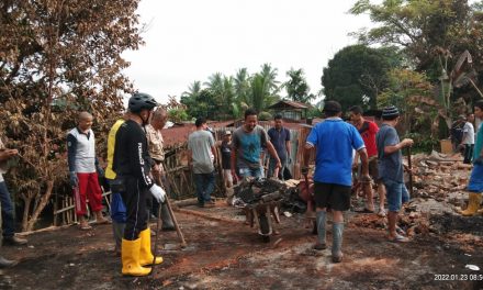 Wawako Erwin Yunaz Komandoi Semangat Gotong-Royong Warga Latina Bersama Camat, Lurah dan RAPI Di Rumah Yusnidar
