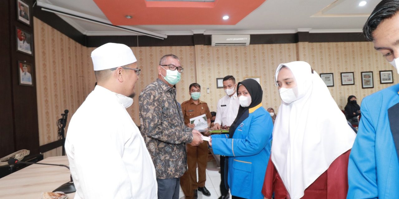 Bersama BAZNAS, Walikota Payakumbuh Serahkan Beasiswa Program Payakumbuh Pintar