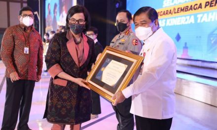Kemendagri Terima Penghargaan K/L Berkinerja Sangat Baik dalam Pengelolaan Anggaran 2021 Kategori Pagu Sedang