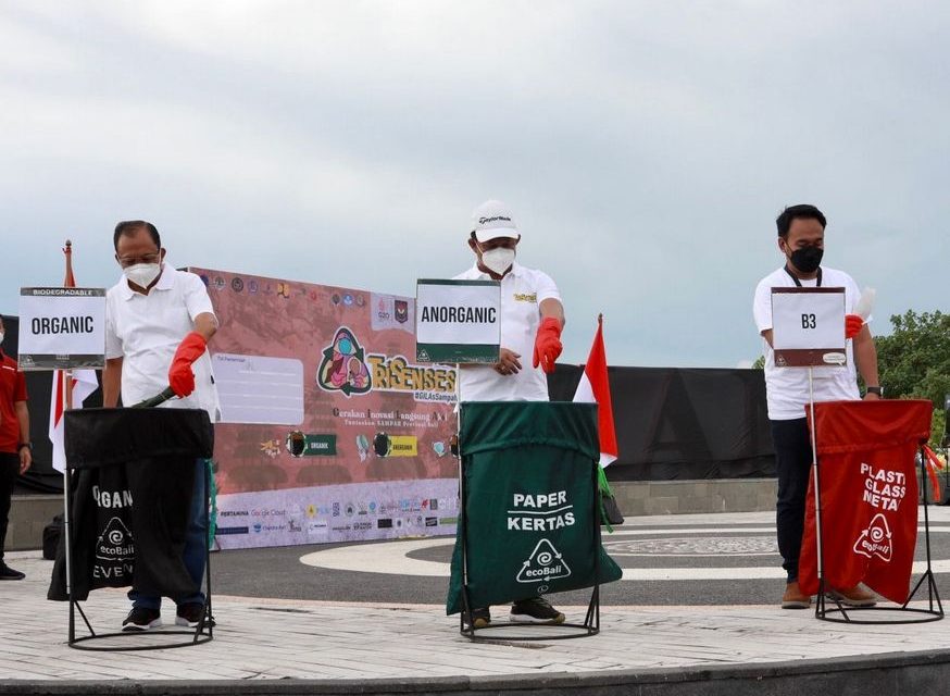 Pada Peluncuran #GILAsSampah, Mendagri Lakukan Edukasi Pemilahan Sampah