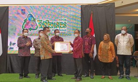 Mewakili Mendagri, Dirjen Bina Pemdes Beri Penghargaan Desa Zero Waste pada IIWAS Trisenses Bali 2022