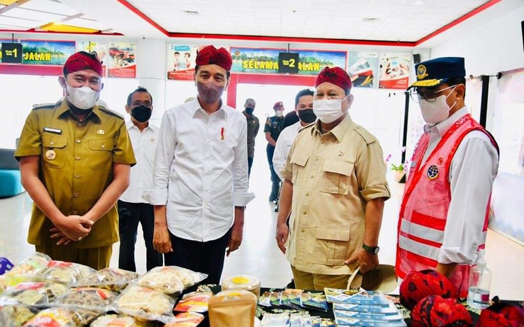Saat Presiden dan Menhan Beli Blangkon Madura
