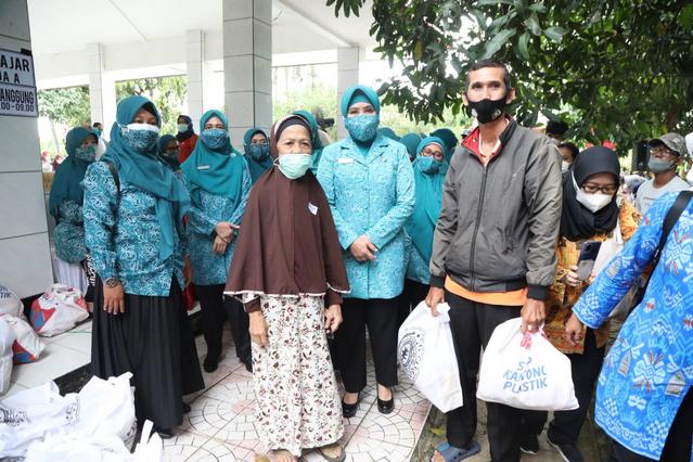 Peringati HKG PKK ke-50, TP PKK Pusat Gelar Pasar Murah bagi Masyarakat Rentan di Kecamatan Tapos