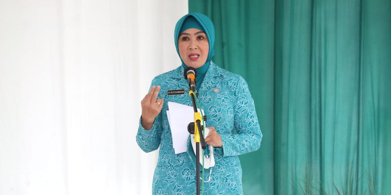 Salurkan Bantuan Pemerintah di Kecamatan Tapos, Ketum TP PKK: Tugas PKK Membantu Program Pemerintah