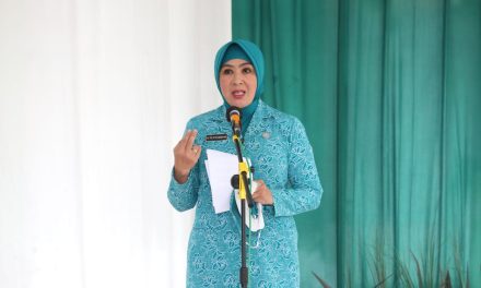 Salurkan Bantuan Pemerintah di Kecamatan Tapos, Ketum TP PKK: Tugas PKK Membantu Program Pemerintah