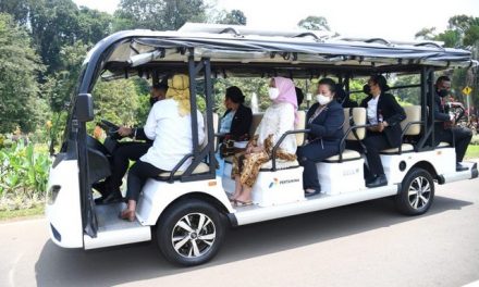 Saat Ibu Iriana Ajak Istri PM PNG Keliling Kebun Raya Bogor