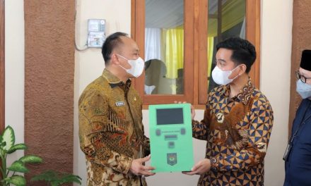 Kemendagri Kembali Berikan 5 ADM Bagi Dukcapil Kota Surakarta, Mojokerto, Kab. Lamongan, Kediri dan Tulang Bawang