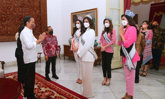 Presiden Jokowi Terima Kunjungan Puteri Indonesia 2022 dan Miss Universe 2021