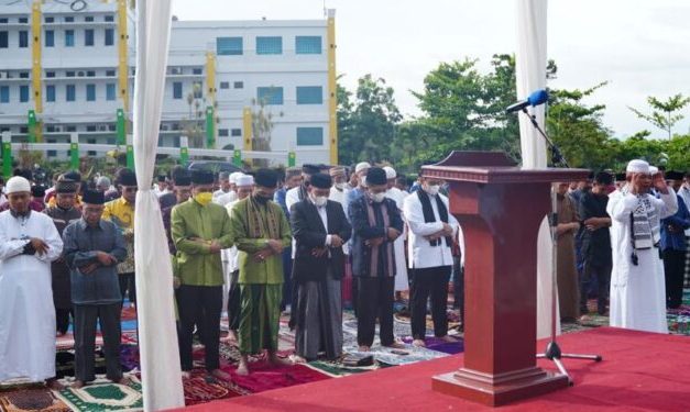Ribuan Orang Laksanakan Sholat IED Di Halaman Kantor Bupati Liko