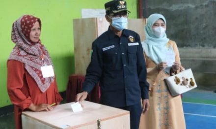 Sukseskan Pilwanag Serentak, Bupati 50 Kota Mencoblos Di TPS 6