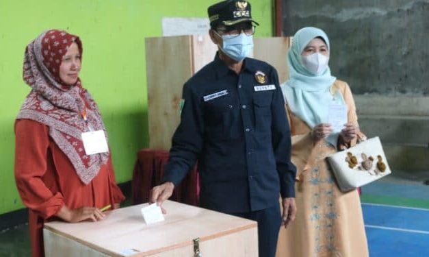 Sukseskan Pilwanag Serentak, Bupati 50 Kota Mencoblos Di TPS 6