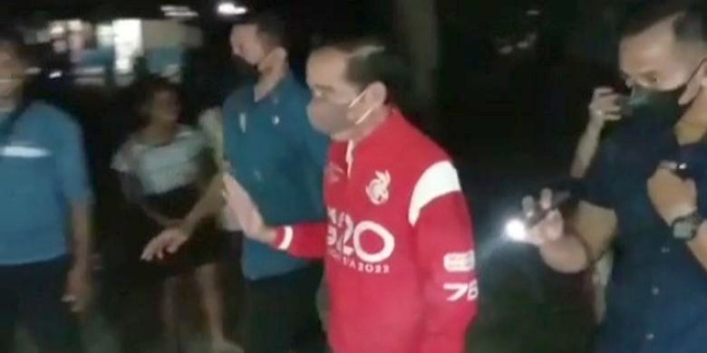 Saya Lari Gemetar, Presiden di Rumah Saya