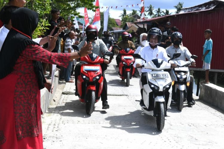 Saat Presiden dan Ibu Iriana Berboncengan Naik Motor Listrik di Kampung Mola
