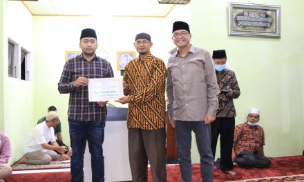 Tim Ramadhan Wagub Sumbar Serahkan Bantuan Untuk Mesjid AWustha Parik Rantang