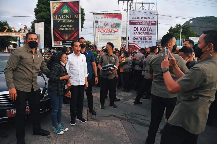 Sebelum Beraktivitas, Presiden Menyapa Warga Ende