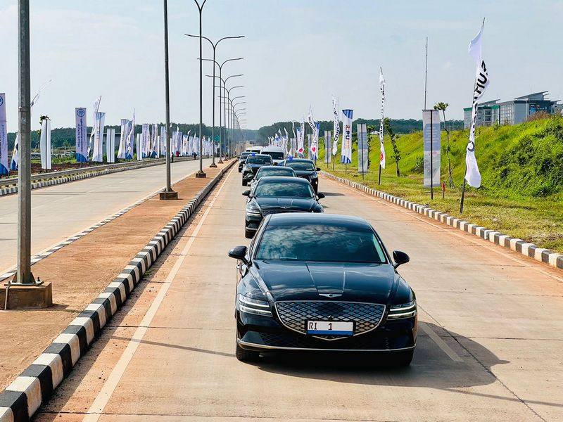 Saat Presiden Jokowi dan Ibu Iriana Jajal Mobil Listrik