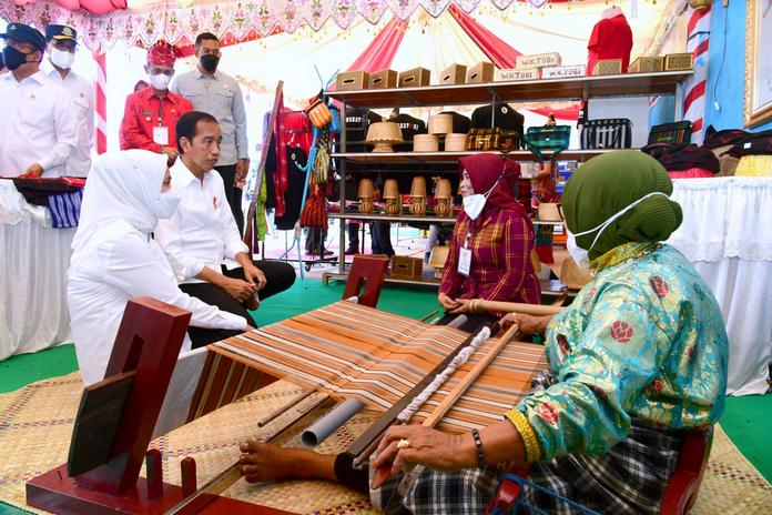 Presiden Jokowi Tinjau Pameran UMKM di Wakatobi