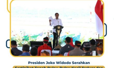 Presiden Joko Widodo Serahkan Sertipikat Tanah Pulau-Pulau Kecil Terluar dan Masyarakat Pemukim di Atas Air