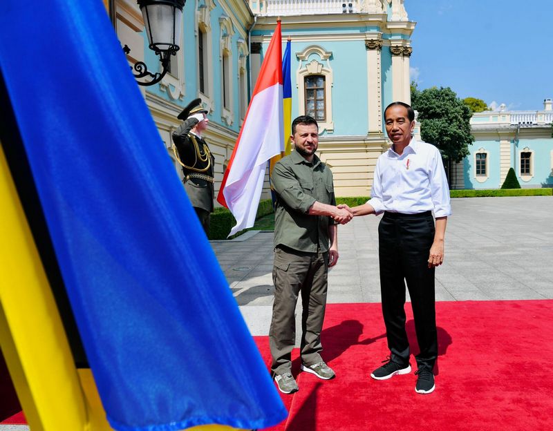 Presiden Jokowi Disambut Presiden Zelenskyy di Istana Maryinsky