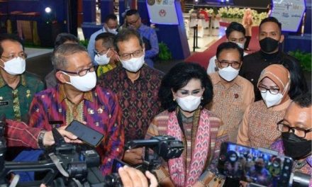 Nanny Hadi Tjahjanto menghadiri Opening Ceremony Saprahan Khatulistiwa