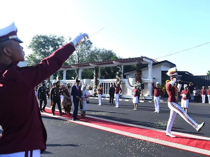 Tiba di Akpol, Presiden dan Ibu Iriana Disambut Tradisi Penyambutan oleh Taruna