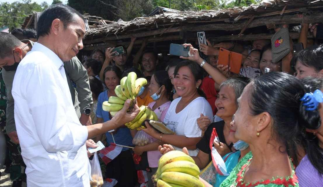 Presiden Jokowi Temui Pedagang di Pasar Alasa