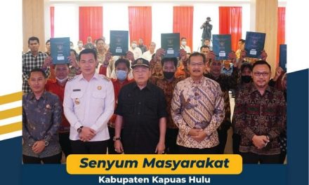 Senyum Masyarakat Kabupaten Kapuas Hulu, Terima Sertipikat Tanah Hasil PTSL