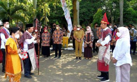 Tiba di Lapangan Merdeka, Presiden dan Ibu Iriana Disambut Tradisi Adat Batak Toba