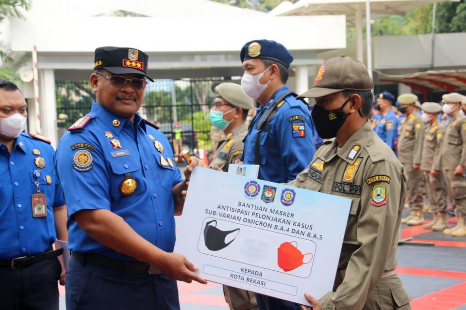 Ajak Masyarakat Gunakan Masker, Kemendagri Bagikan Bantuan Masker ke Sepuluh Daerah