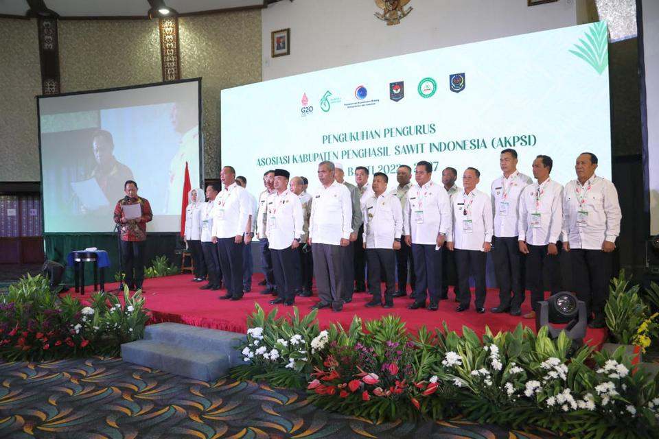 Kukuhkan Pengurus AKPSI, Mendagri Tekankan Perlunya Konsep Dukungan terhadap Industri Sawit