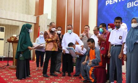 Saking Gembira Dapat KTP-el, Siswa Disabilitas Sujud Syukur