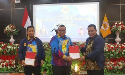 Songsong Perayaan HUT ke-77 RI, Ketum MIPI Serahkan Bendera Merah Putih secara Simbolis di Papua