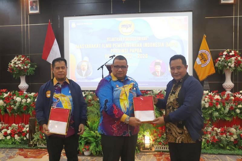 Songsong Perayaan HUT ke-77 RI, Ketum MIPI Serahkan Bendera Merah Putih secara Simbolis di Papua
