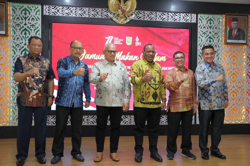 Wamendagri Bagikan Bendera Merah Putih di Provinsi Aceh