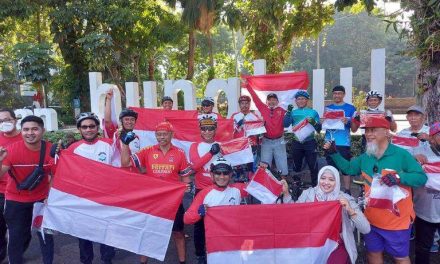 Ditjen Polpum Kemendagri Bersama BNPT Bagikan Bendera Merah Putih