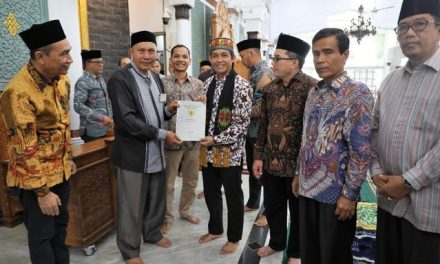 Bagikan Sertipikat Tanah Wakaf, Wamen ATR/Waka BPN: Jangan sampai Penyerobot Tanah Memutus Niat Baik Wakif