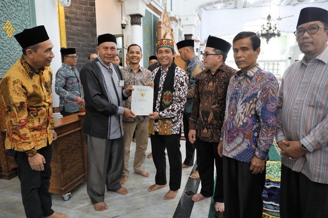 Bagikan Sertipikat Tanah Wakaf, Wamen ATR/Waka BPN: Jangan sampai Penyerobot Tanah Memutus Niat Baik Wakif