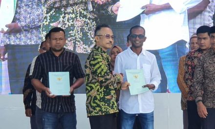 Hadiri Peringatan Hari Damai Aceh ke-17, Kepala BSKDN Serahkan Sertifikat Tanah kepada Korban Konflik di Aceh