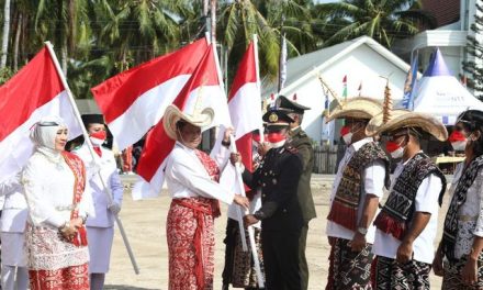 Usai Pimpin Upacara, Mendagri Bagikan Bendera Merah Putih di Rote Ndao