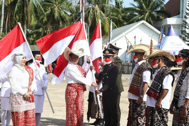 Usai Pimpin Upacara, Mendagri Bagikan Bendera Merah Putih di Rote Ndao