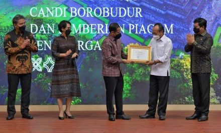 Kementerian ATR/BPN Serahkan Sertipikat Tanah Candi Borobudur ke Kemendikbudristek