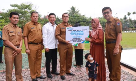 Dua Ahli Waris Pegawai Non ASN Di Lingkungan Pemko Payakumbuh Terima Santunan Dari BPJS Ketenagakerjaan