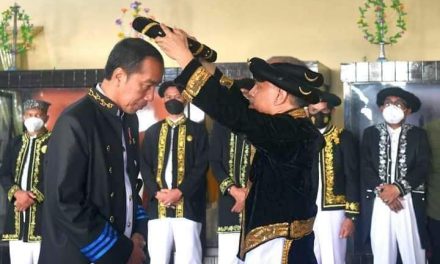 Kunjungi Kesultanan Ternate, Presiden Jokowi Dianugerahi Gelar Adat Kesultanan