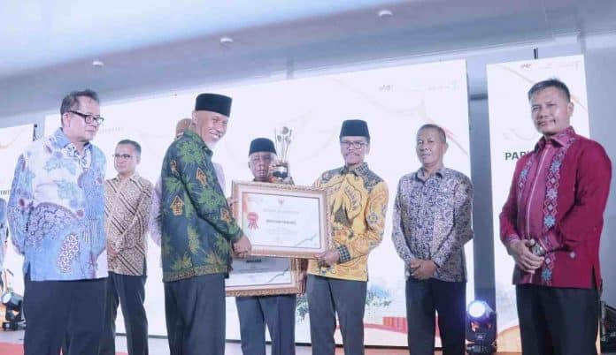Bupati Safaruddin Terima 3 Penghargaan Wisata 2022