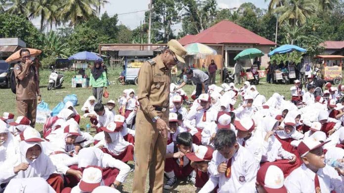 Bupati Safaruddin Saksikan 832 Murid SD Praktik Sikat Gigi