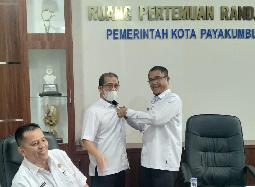 Sekda Rida Ananda Berikan Pin KORPRI Baru Kepada ASN